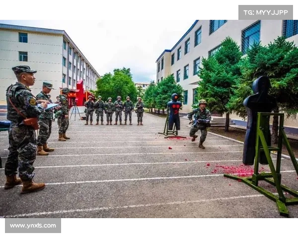 阿散蒂科托科训练基地暴雨中坚守战术演练展现顽强毅力与团队精神 阿散蒂科托科训练基地暴雨中坚守战术演练展现顽强毅力与团队精神